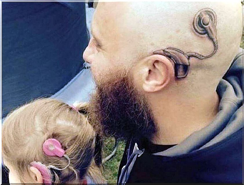 Dad gets a tattoo so his daughter doesn't feel different