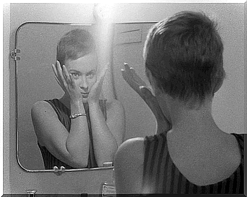 gif-mirror-woman