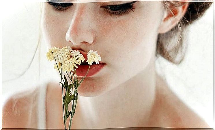 girl-with-flowers-on-lips