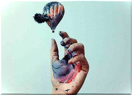 hand-catching-balloon